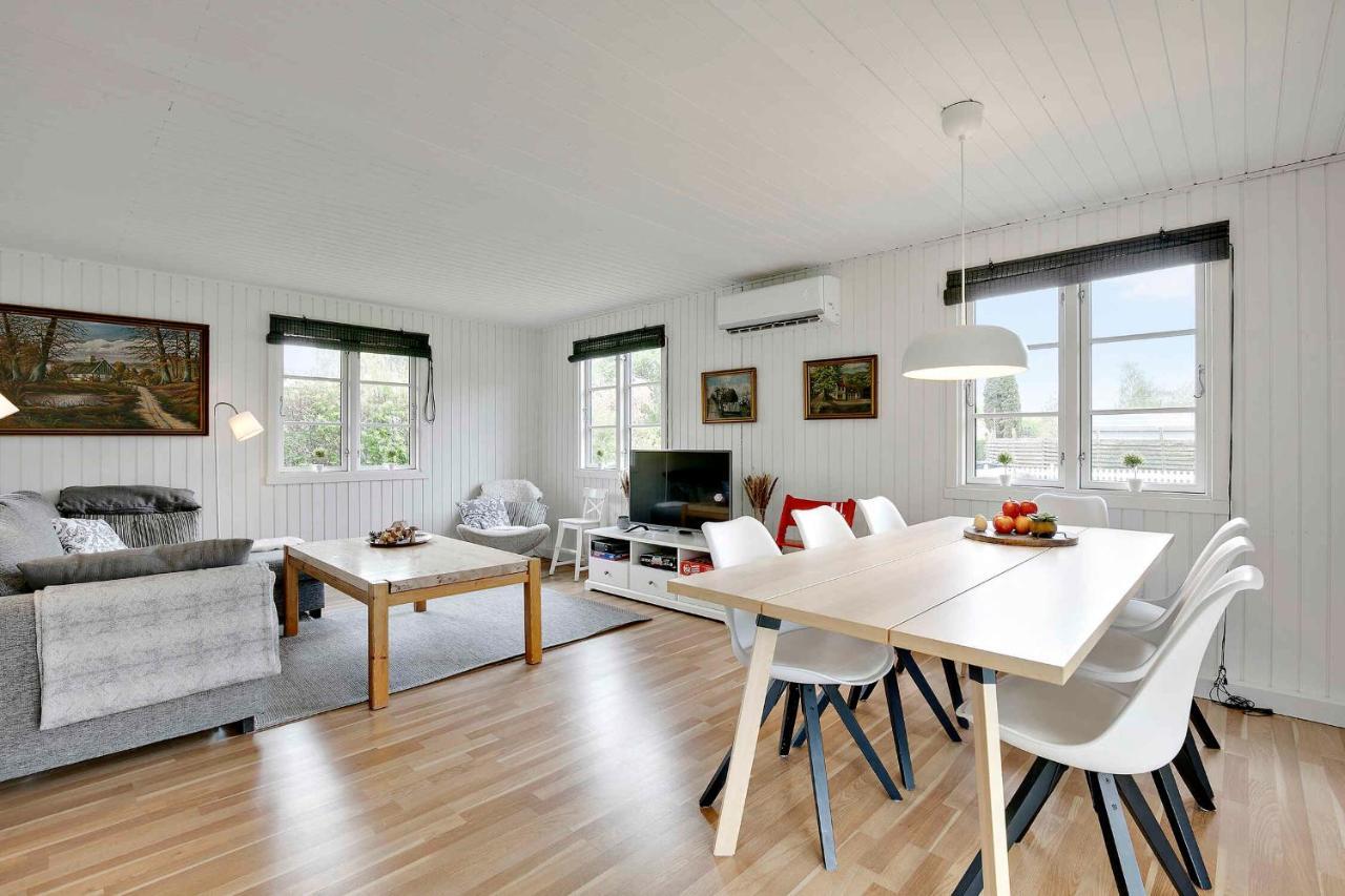 Nyistandsat Sommerhus Med Kaerlighed Og Sjael Kyndelose ภายนอก รูปภาพ