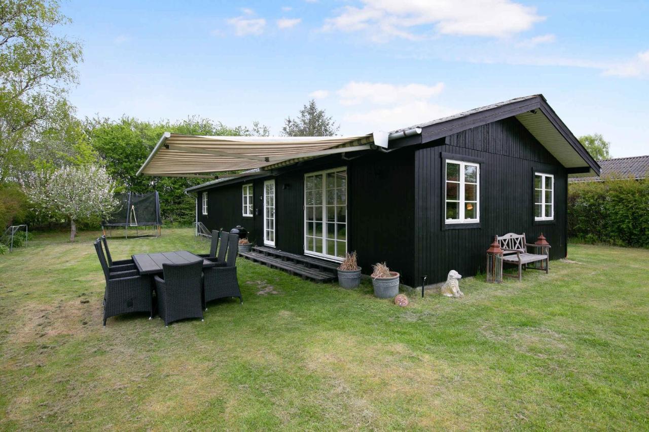 Nyistandsat Sommerhus Med Kaerlighed Og Sjael Kyndelose ภายนอก รูปภาพ