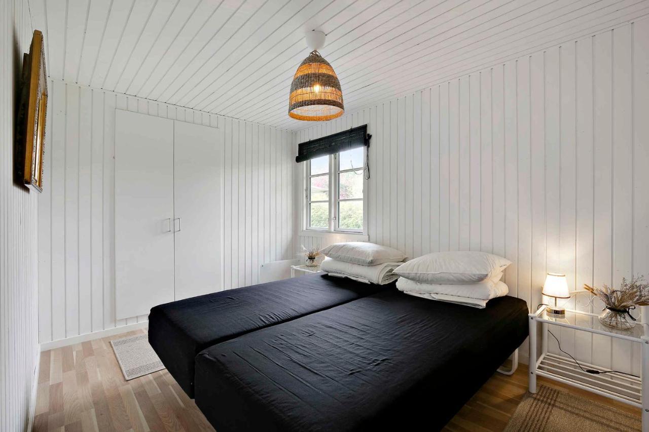 Nyistandsat Sommerhus Med Kaerlighed Og Sjael Kyndelose ภายนอก รูปภาพ