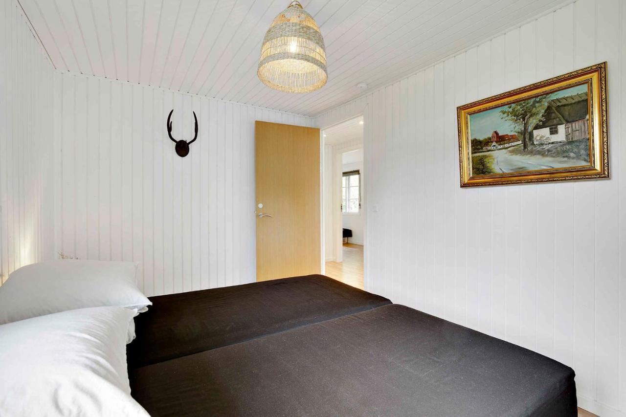 Nyistandsat Sommerhus Med Kaerlighed Og Sjael Kyndelose ภายนอก รูปภาพ