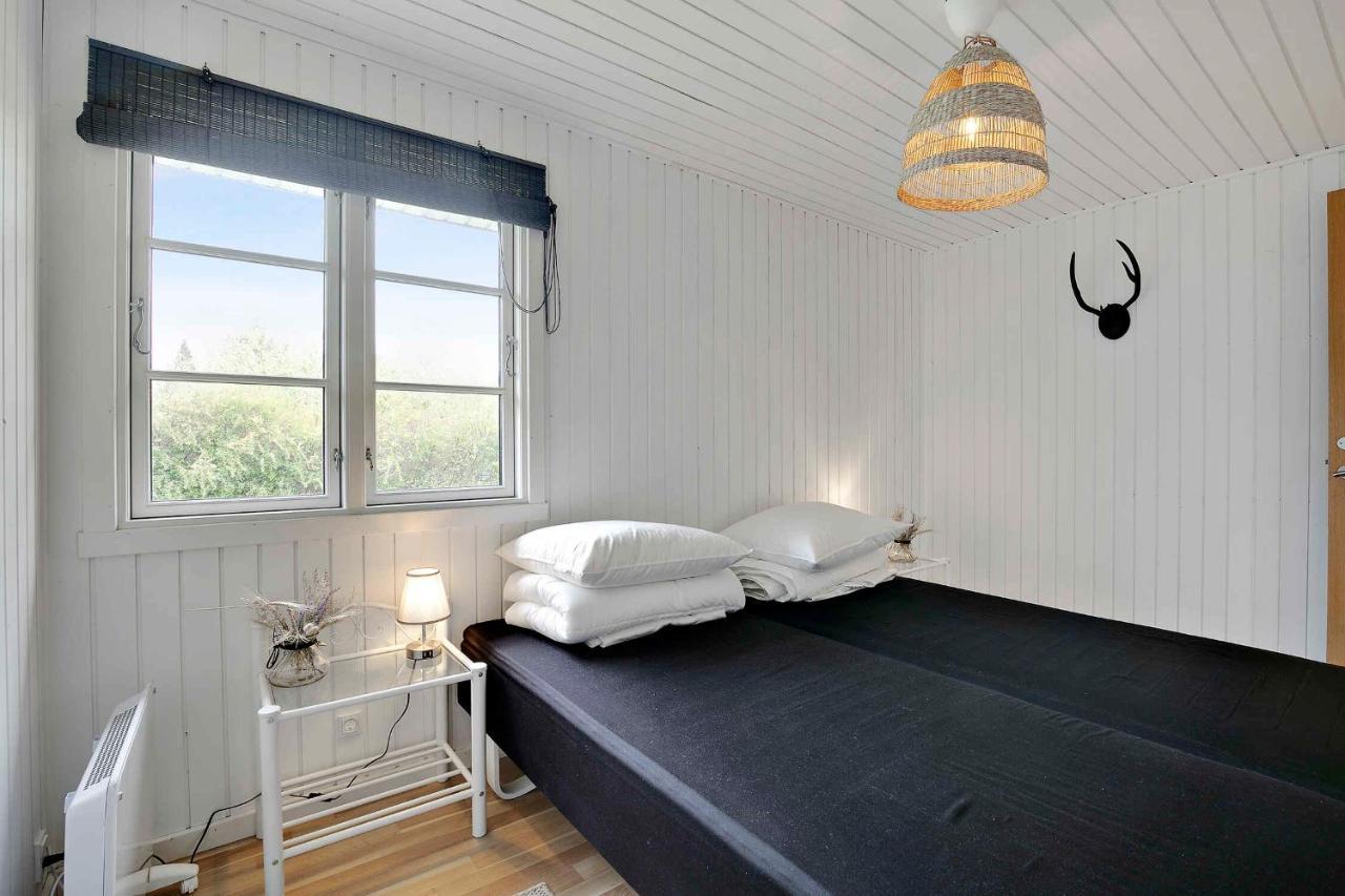 Nyistandsat Sommerhus Med Kaerlighed Og Sjael Kyndelose ภายนอก รูปภาพ