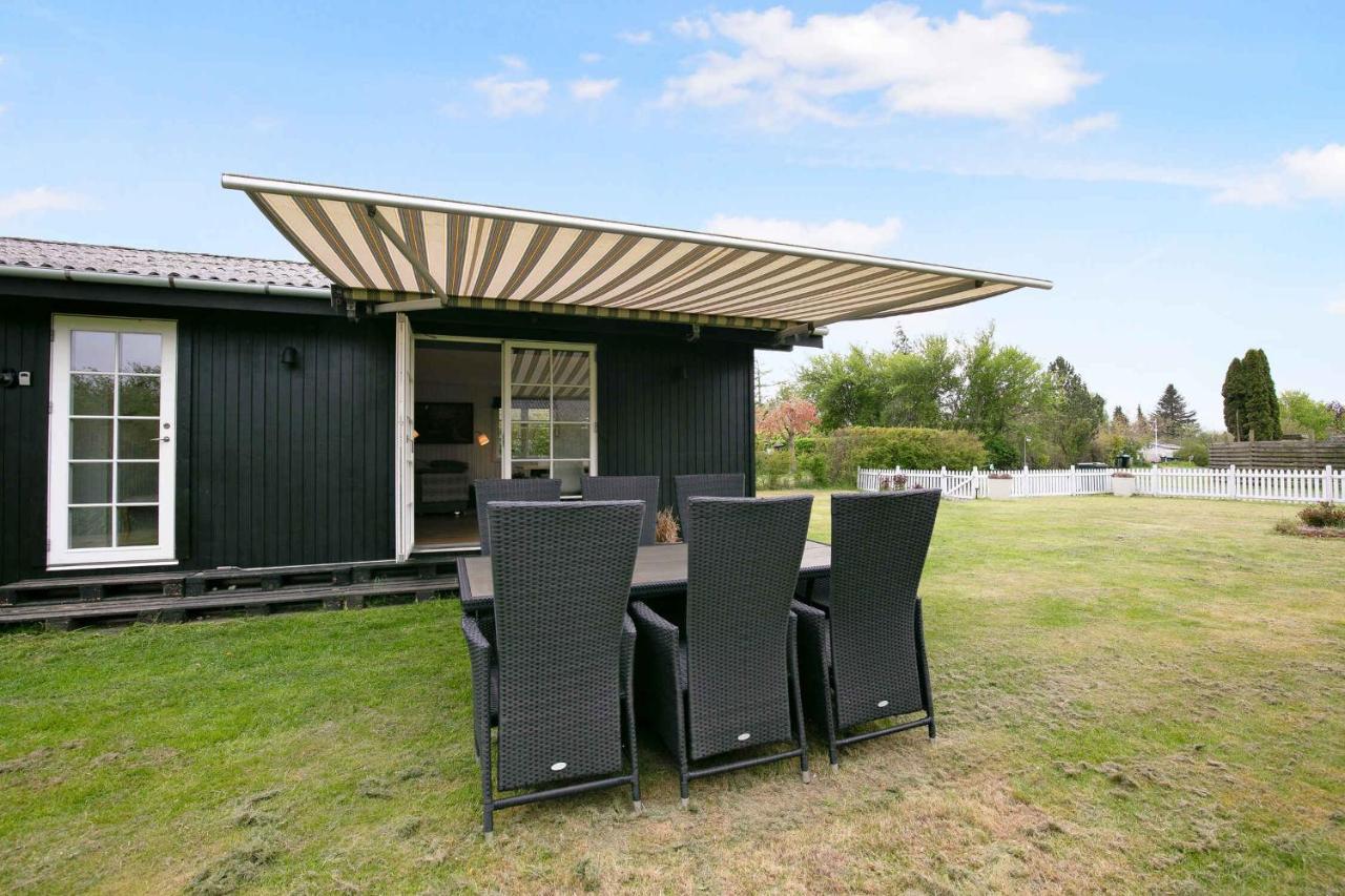 Nyistandsat Sommerhus Med Kaerlighed Og Sjael Kyndelose ภายนอก รูปภาพ